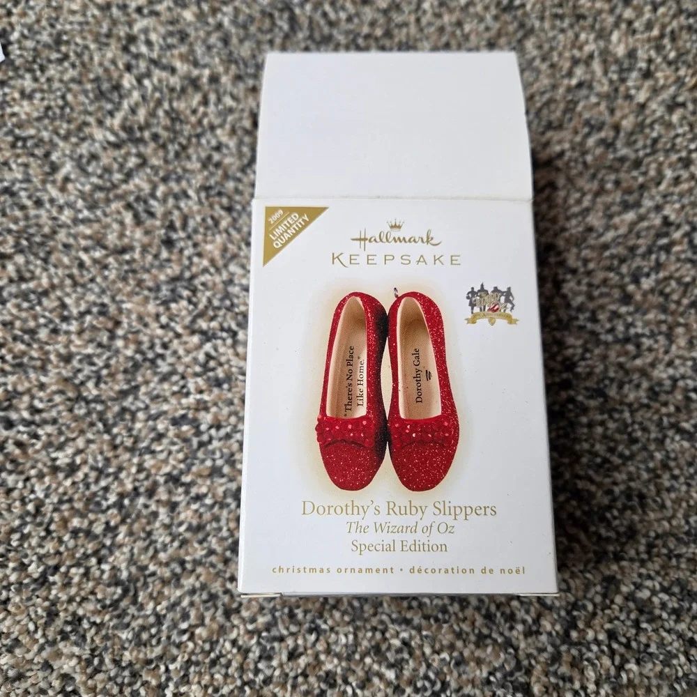 Hallmark Keepsake Wizard of Oz Dorothy Ruby Slippers 2009 Special Ornament